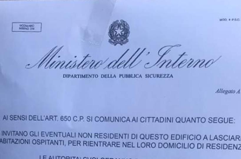 Bari, volantini-truffaldini affissi nei portoni