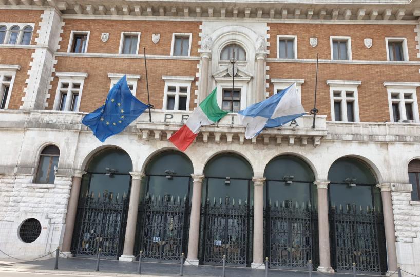 Coronavirus, anche a Bari minuto di silenzio e bandiere a mezz'asta