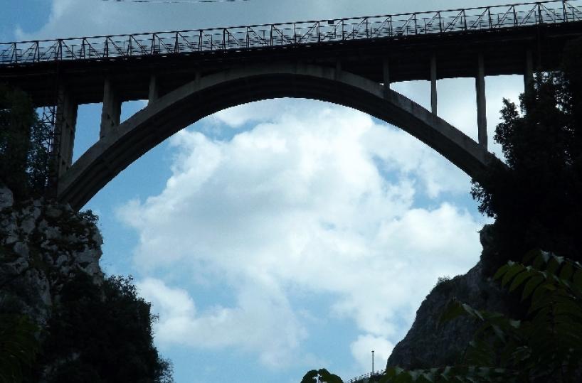 Potenza, il ponte del Pianello preoccupa: ora intervengono i «rocciatori»