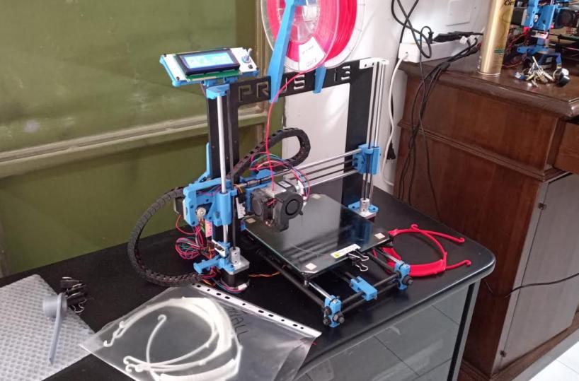 Le scuole realizzano con le stampanti 3D i sostegni per le visiere di medici e infermieri
