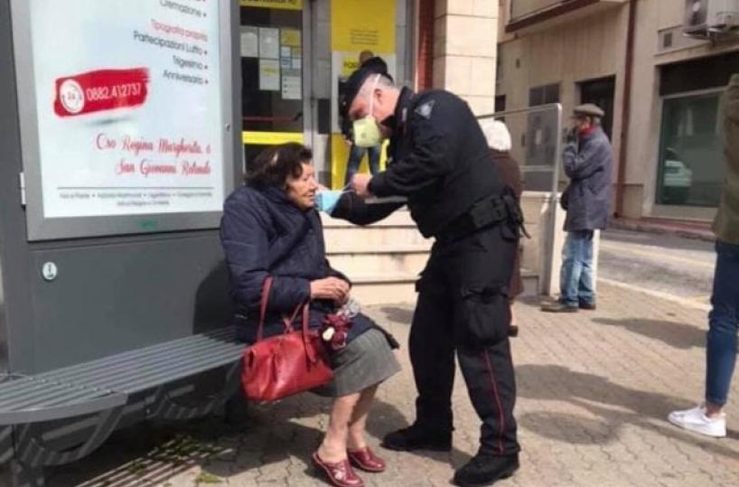 Carabiniere dona mascherina ad anziana in fila alla Posta nel Foggiano