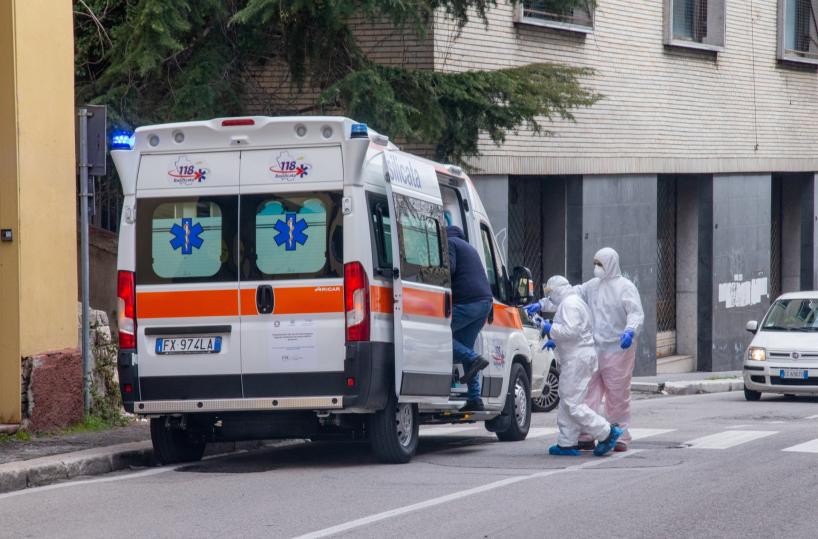 Paziente Covid trasportato in ospedale