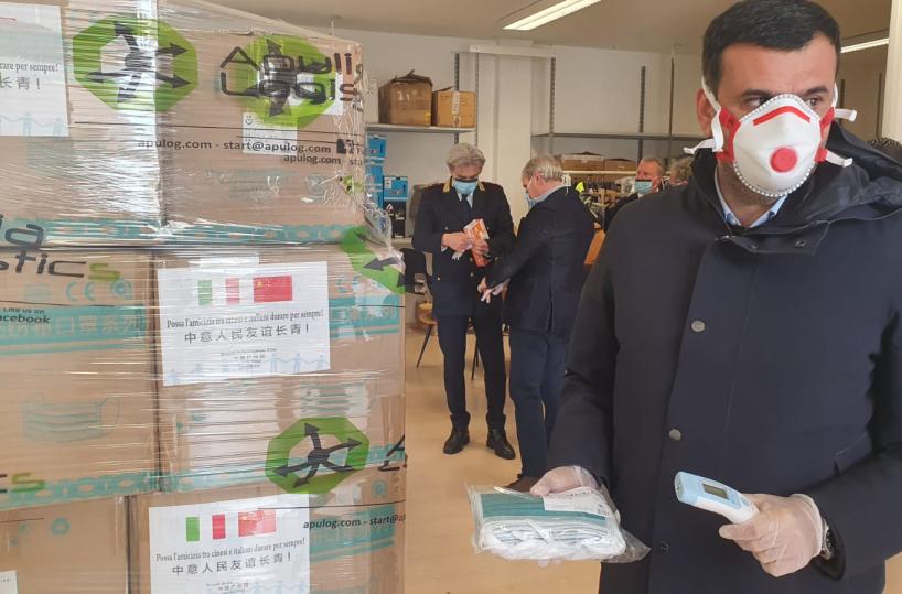 Fase 2, Decaro: «L'unico vaccino siamo noi, ora ci vuole responsabilità»