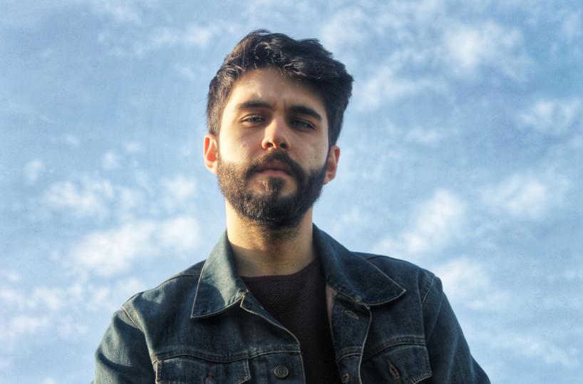«Stendino», dal Salento il pop-rock di Rènico: sonorità allegre mascherano un testo ricco di cinismo e incomunicabilità