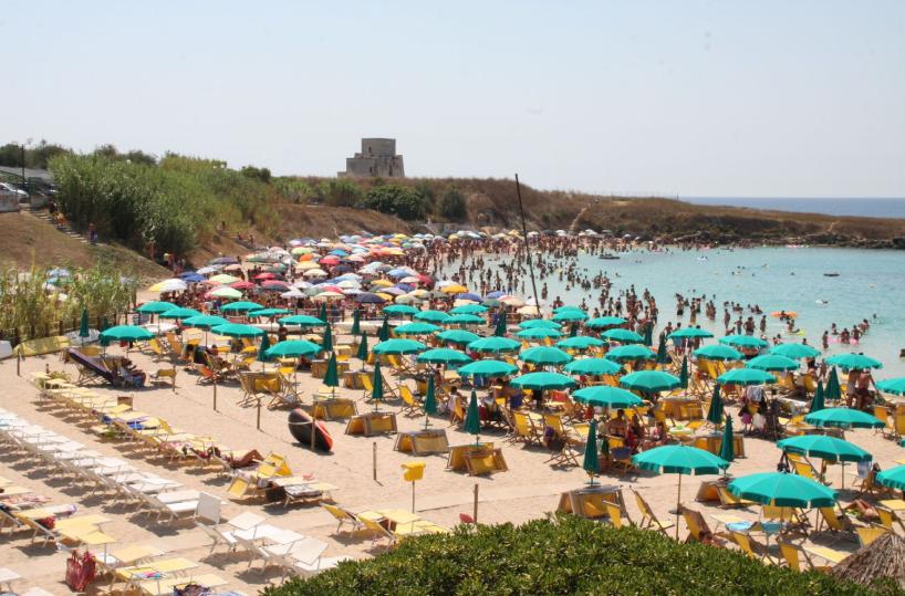 Puglia, in spiaggia con il distanziometro