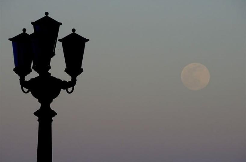 La super luna illumina il cielo di Bari: lo spettacolo più bello del 2020