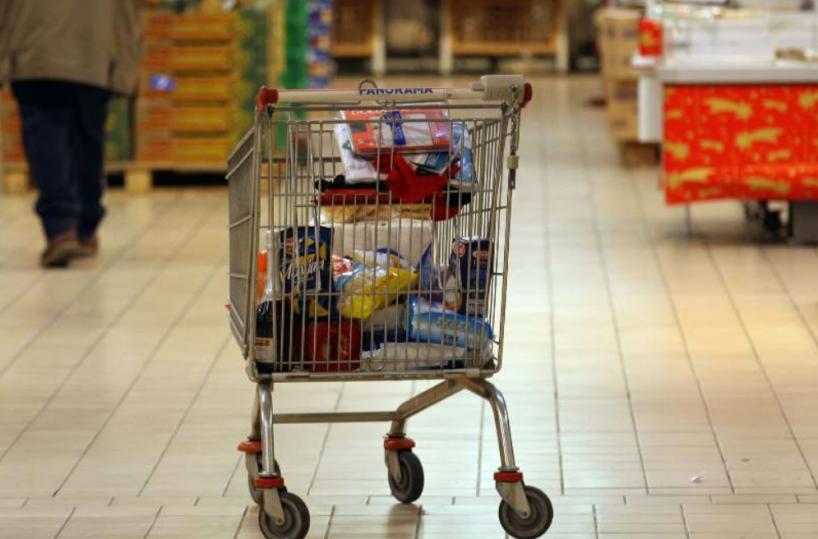 Foggia, ruba batterie da un mezzo e fugge con il carrello della spesa: arrestato