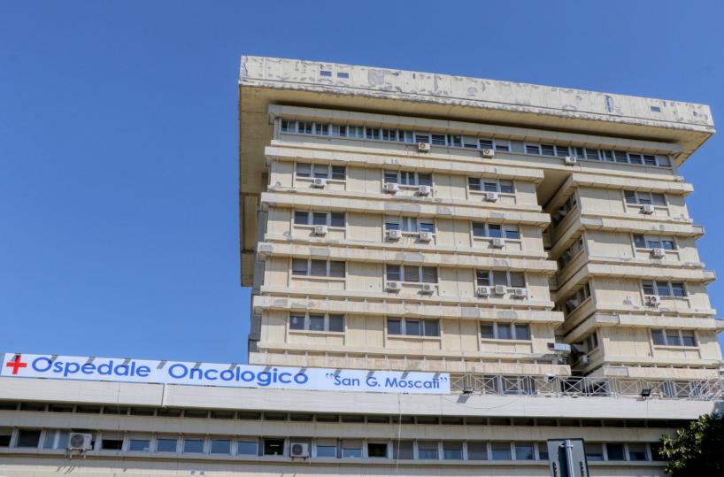 Taranto, al «Moscati» paziente aggredisce a calci e pugni tre infermiere. I sindacati: «sole in reparto» 