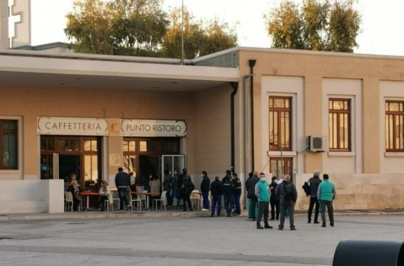 Bari, al Policlinico ressa al bar: caffè anche al tavolino