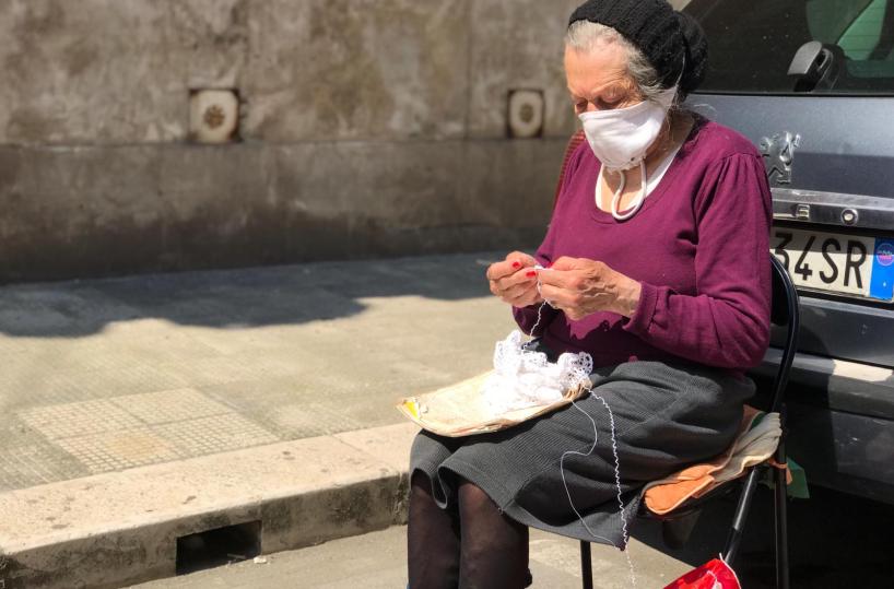 Bari: mascherina e cappello, a Madonnella la nonnina lavora all'uncinetto 