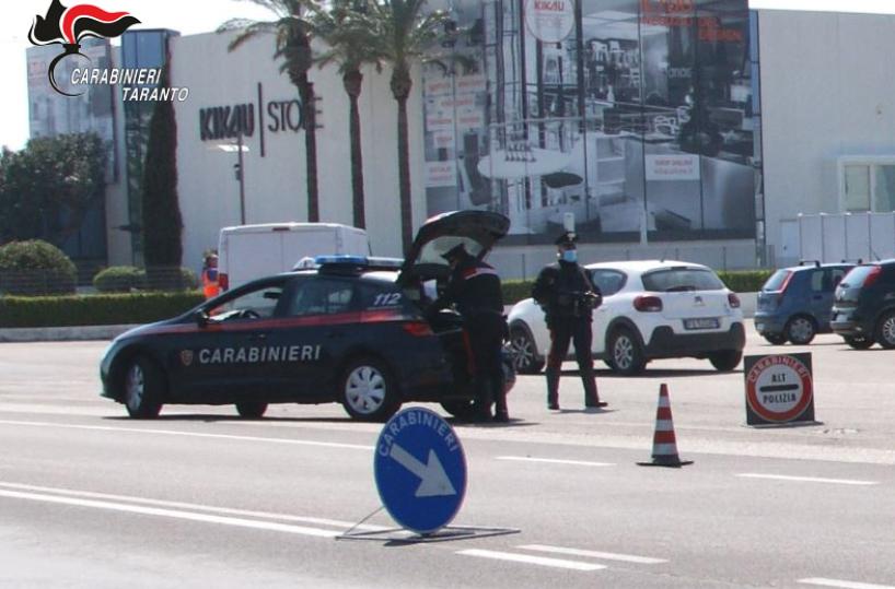 Taranto, in macchina in atteggiamenti intimi vicino centro commerciale: violano Dpcm