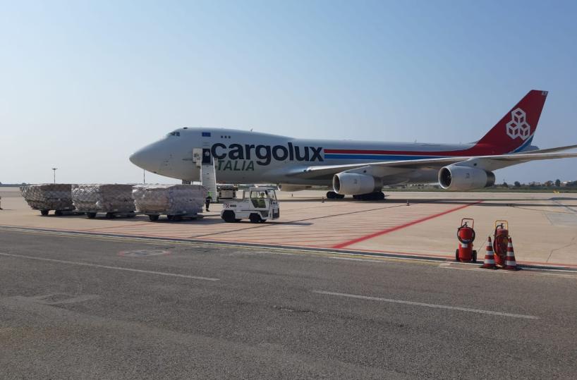 Coronavirus, arrivato dalla Cina aereo con 90 tonnellate di Dpi, anche ventilatori polmonari