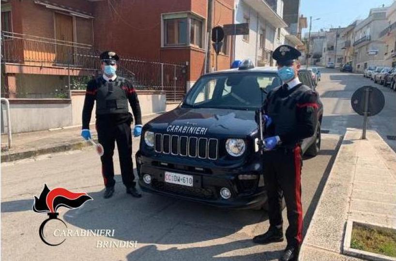 Francavilla Fontana, maltratta gli anziani genitori e minaccia i cc con un martello: denunciato