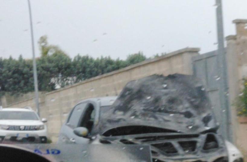 Novoli,  mette in salvo l’auto dalle fiamme ma il suo cuore non regge e muore