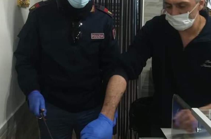 Bari, 80 senza soldi piange sulla panchina: poliziotti gli donano pane e focaccia 