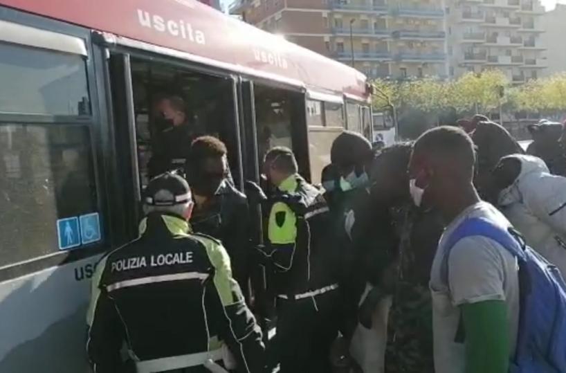 Foggia, ressa sul bus per Borgo Mezzanone: migranti fermati dalla polizia