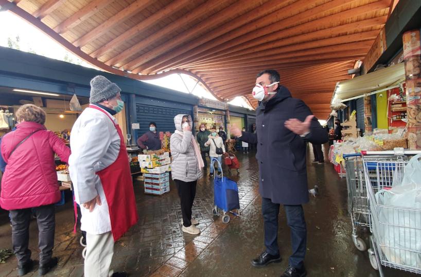 Decaro  con gli ambulanti