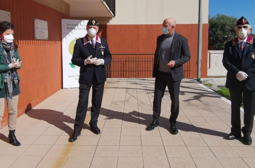 Monopoli, polizia in campo per la solidarietà: dona farmaci ai più deboli 