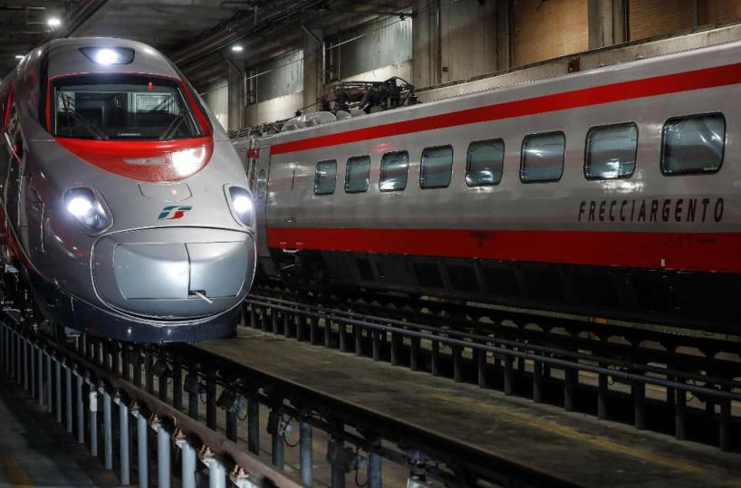 Evade dai domiciliari: intercettato sul treno Roma-Lecce con un coltello nello zaino