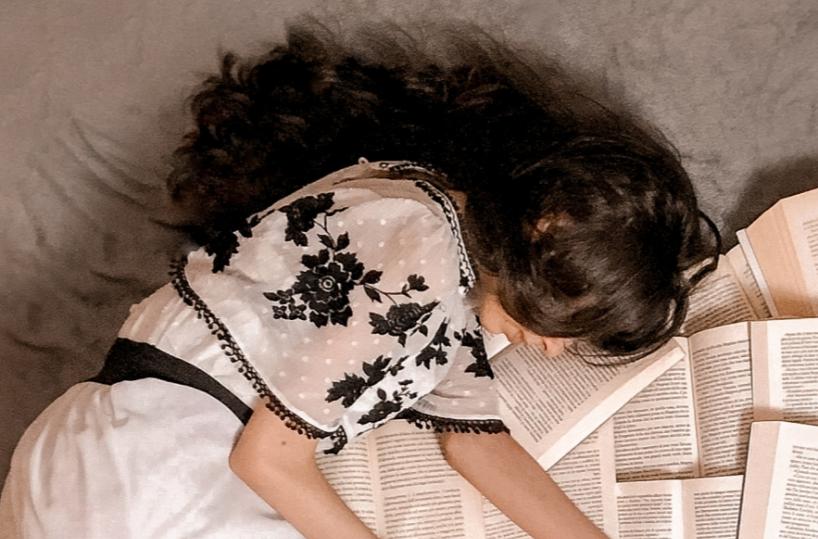 Cerignola, Sara in quarantena da 6 anni, domina la malattia con i libri.  «Ora pensate a reinventarvi»
