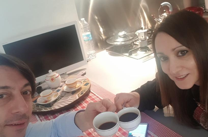 Susy e Giuseppe festeggiano a casa con un caffè 