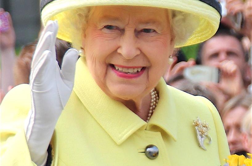 Buon 94° compleanno Regina Elisabetta II: la queen più colorata di sempre