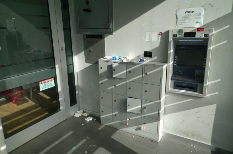 mascherine abbandonate al bancomat