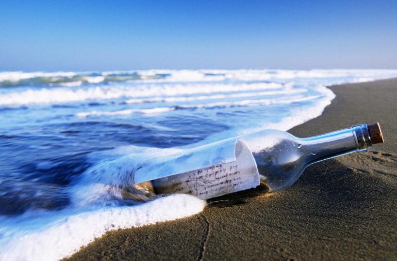 una bottiglia azzurra contenente messaggi che scaldano il cuore