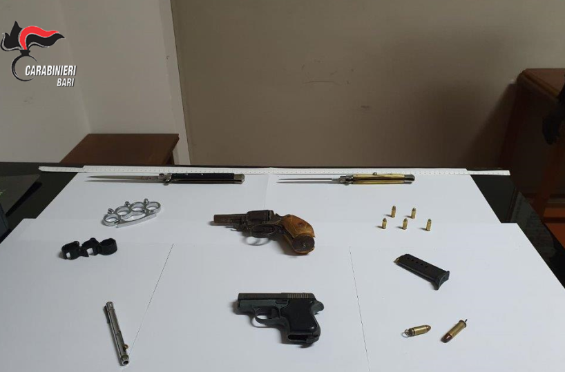 Ruvo, trovate armi in casa, anche penna-pistola: tre in manette in diverse operazioni