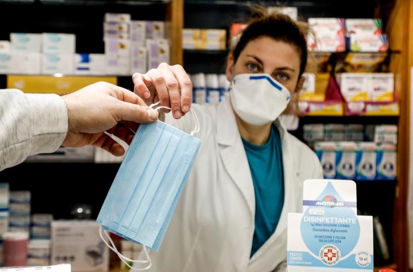 Bari, la rabbia dei farmacisti: «Norme non chiare. Pronti a non comprare le mascherine»