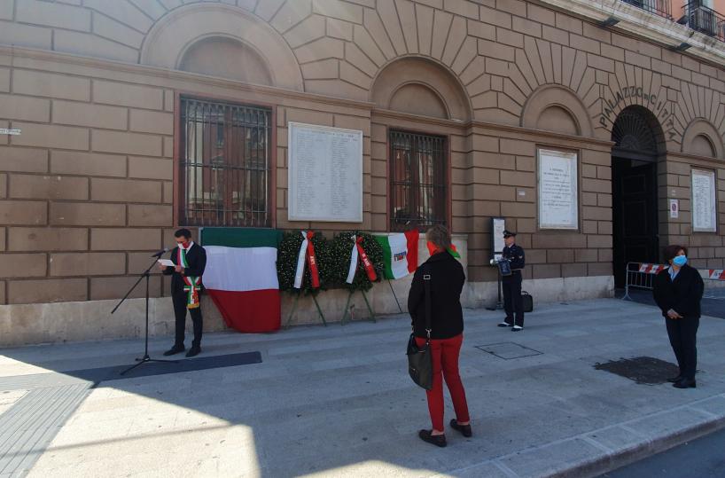 25 aprile a Bari, la manifestazione nella piazza vuota. Decaro:; resistere come i Partigiani