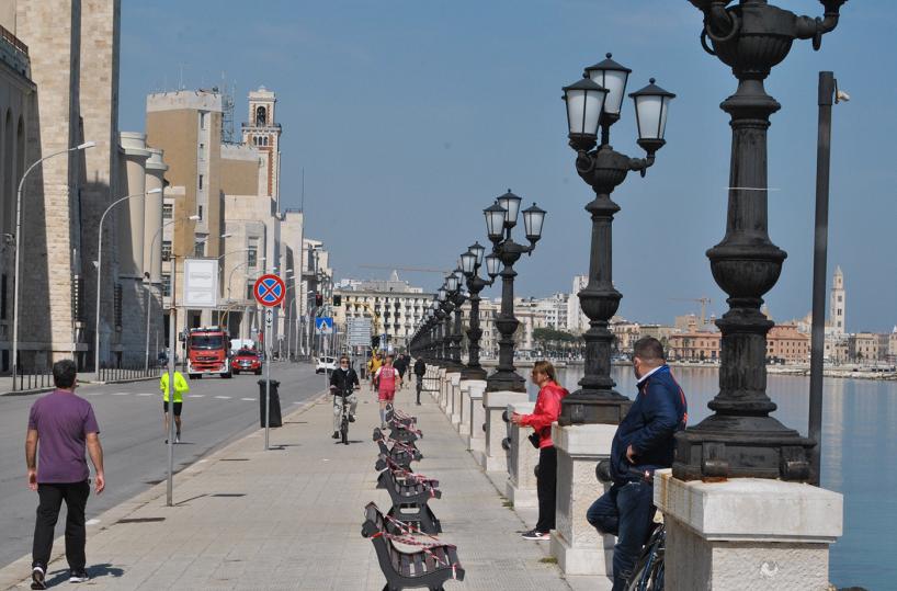 Bari, in tanti sono a passeggio nonostante i divieti: ma i controlli sono serrati