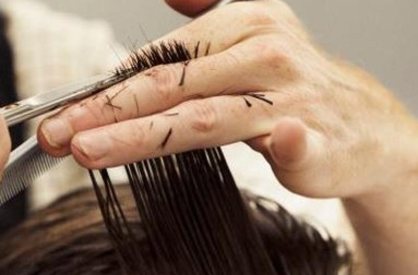 Foggia, va a tagliare i capelli in casa di un arrestato: beccato e sanzionato 