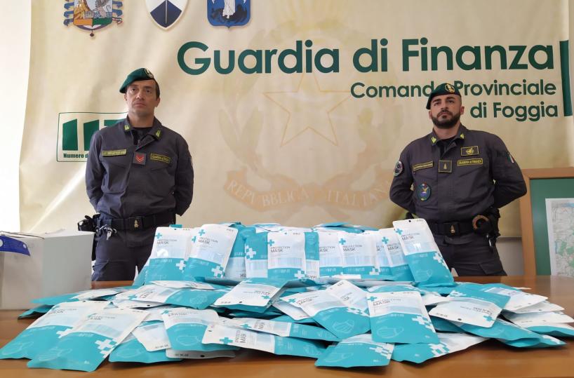 Foggia, GdF sequestra 26mila mascherine e visiere non conformi in un negozio