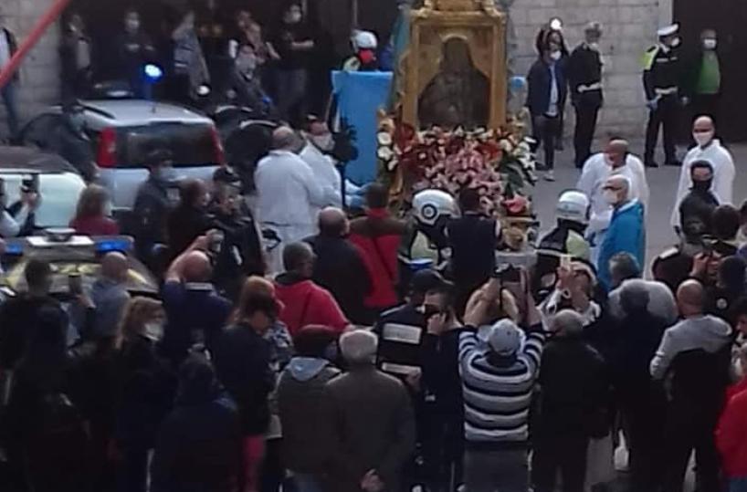 Barletta, tutti in piazza per la processione della Madonna. Assembramento «protetto» dai vigili