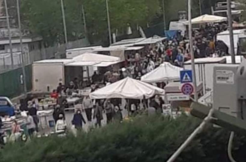 Barletta, è caos sulle misure anti-Covid: dopo la processione folla anche al mercato