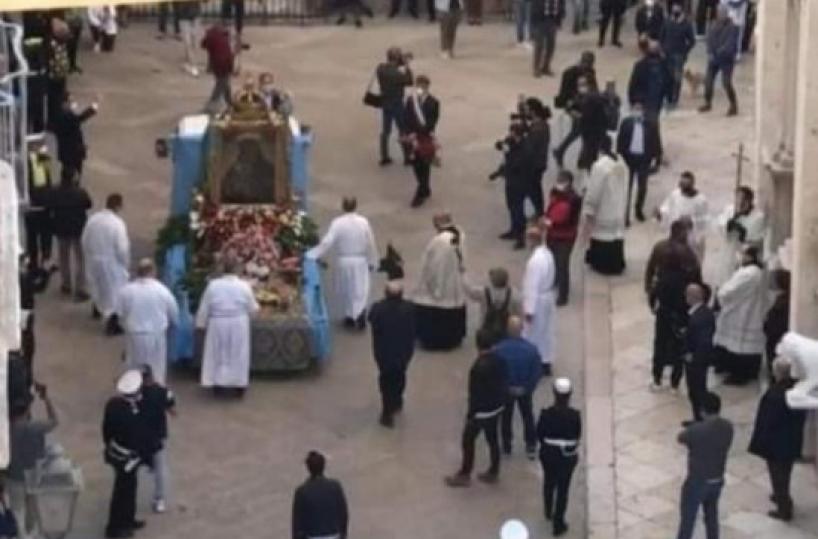 Folla alla processione, parla il sindaco: «Non accadrà più»