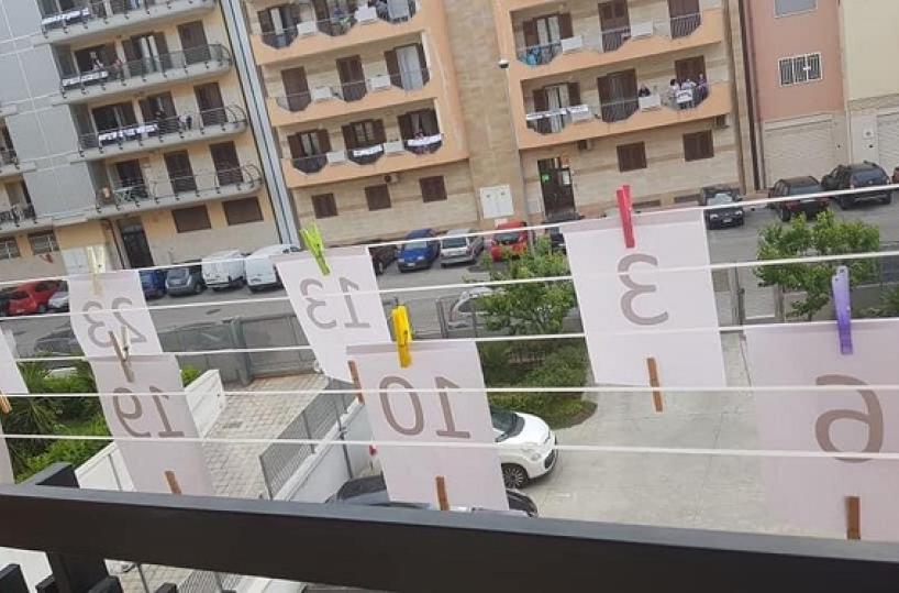 Molfetta, tombolata solidale dai balconi per i bisognosi
