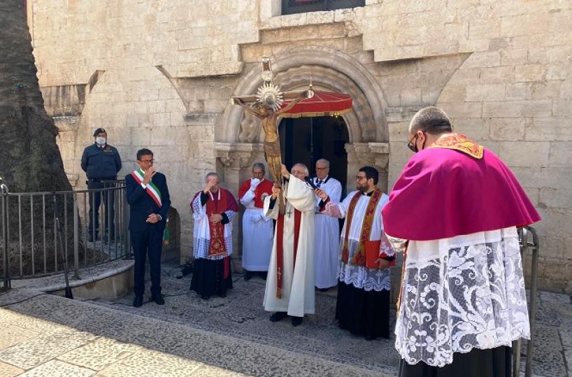 L’arrivo del crocifisso