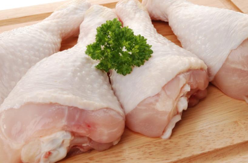 In auto con 240kg di carne scaduta per un discount del Molise: multato nel Foggiano