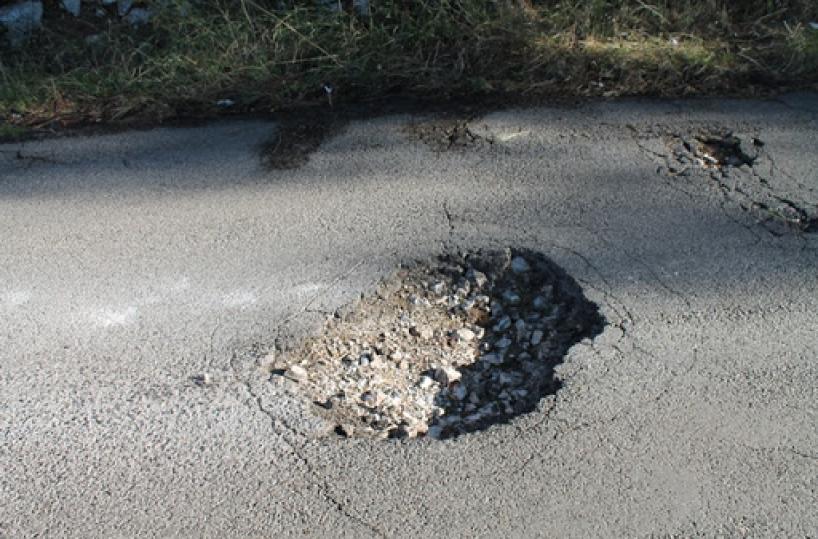 Fasano, cade in bici per la buca e fa causa, ma lo condannano