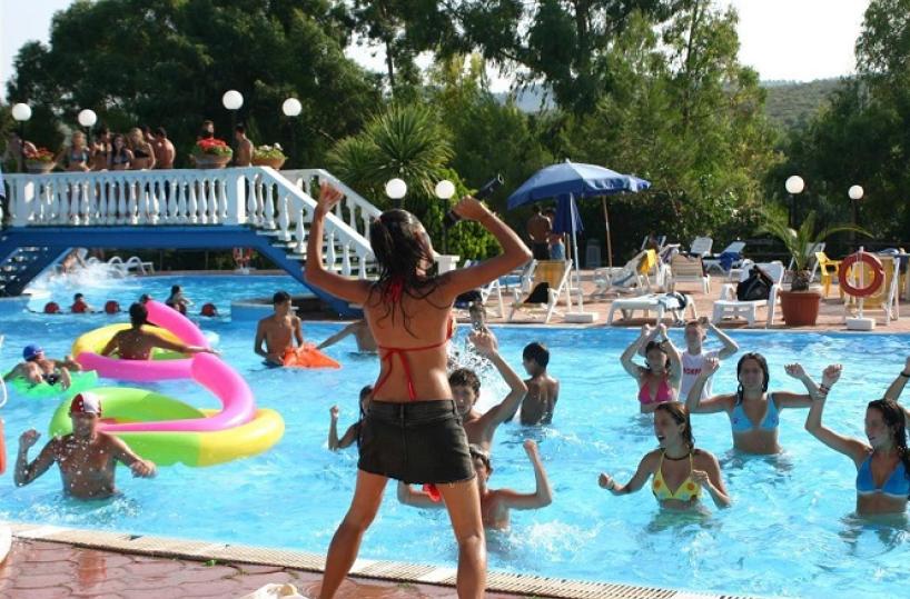 Gli animatori turistici «Noi dimenticati da tutti» La proposta del dj Roselli di Molfetta: formiamo i «sanificatori emotivi»
