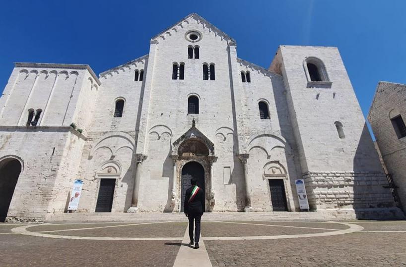 Bari, Decaro augura «Buon San Nicola» da una piazza vuota