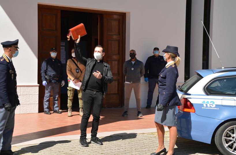 Brindisi, rubò messali dalla chiesa: trovati e consegnati ai parroci. Denunciato l'autore