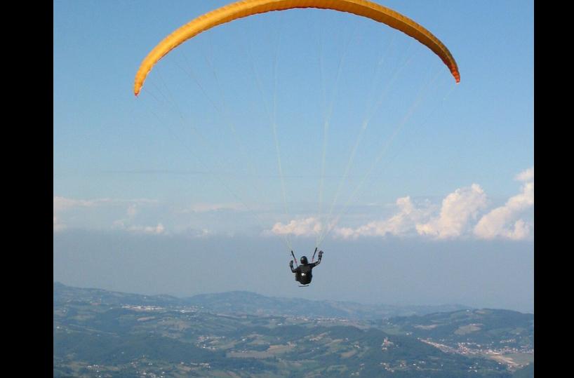 Foggia, precipita con il parapendio e si schianta al suolo: morto 35enne 