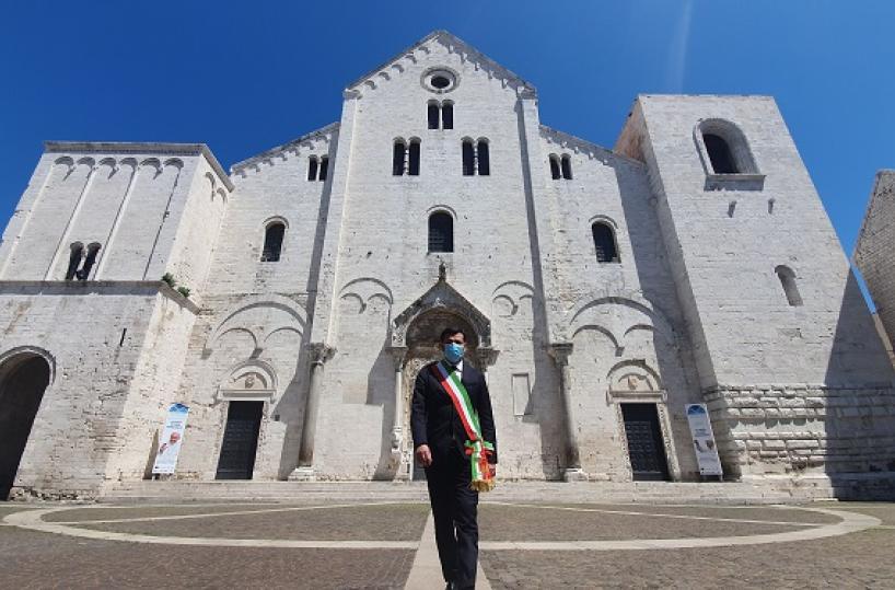 Quel sindaco da solo davanti a San Nicola