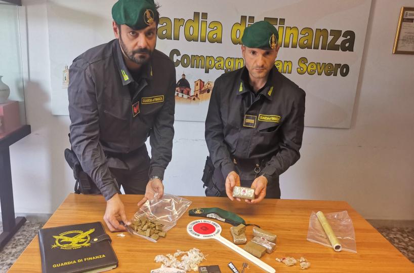 San Severo, in casa 700 grammi di hashish e contanti: un arresto e una denuncia