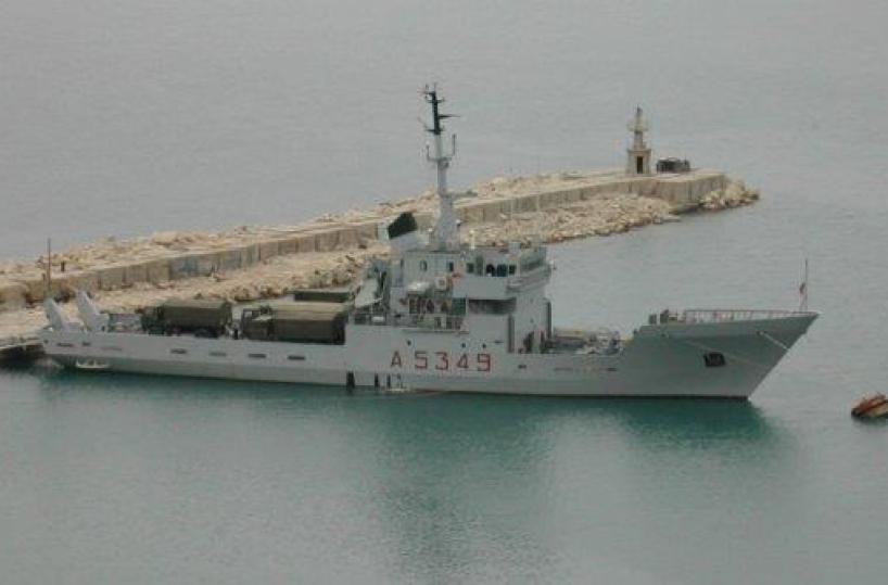 Brindisi, sigarette di contrabbando e «Cialis» su nave Marina Militare: 5 arresti