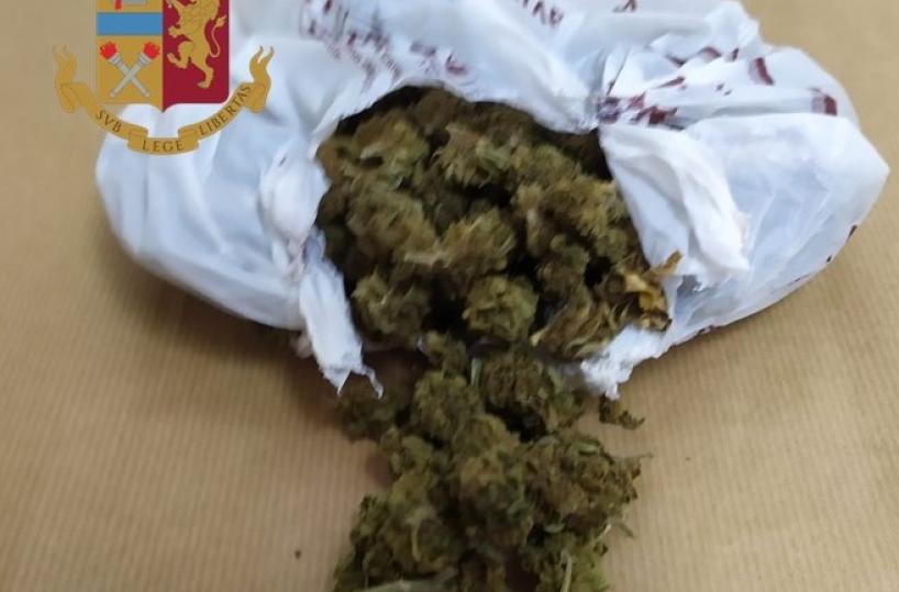 Taranto, a passeggio con la bambina e con la droga nella borsetta