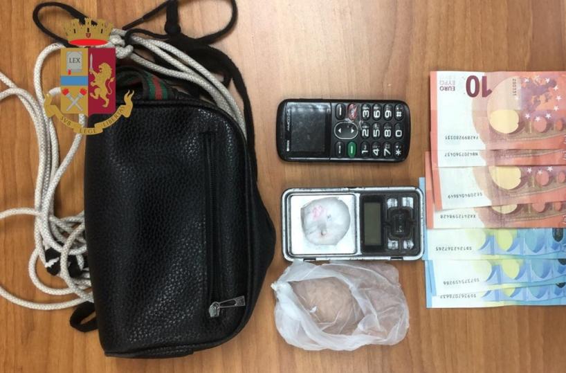 Taranto, spacciava cocaina calandola con il «paniere»: arrestato 59enne